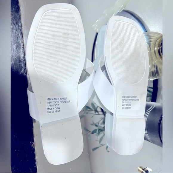 Torrid White Square Toe Thong Sandlal  Flip Flop Faux leather sandals 9.5WW - Picture 3 of 8